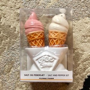 Never opened!🍦Cone Salt & Pepper Shaker!